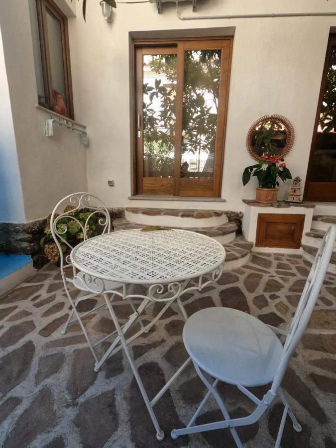 Villa Sari Affitta Camere La Caletta Kültér fotó