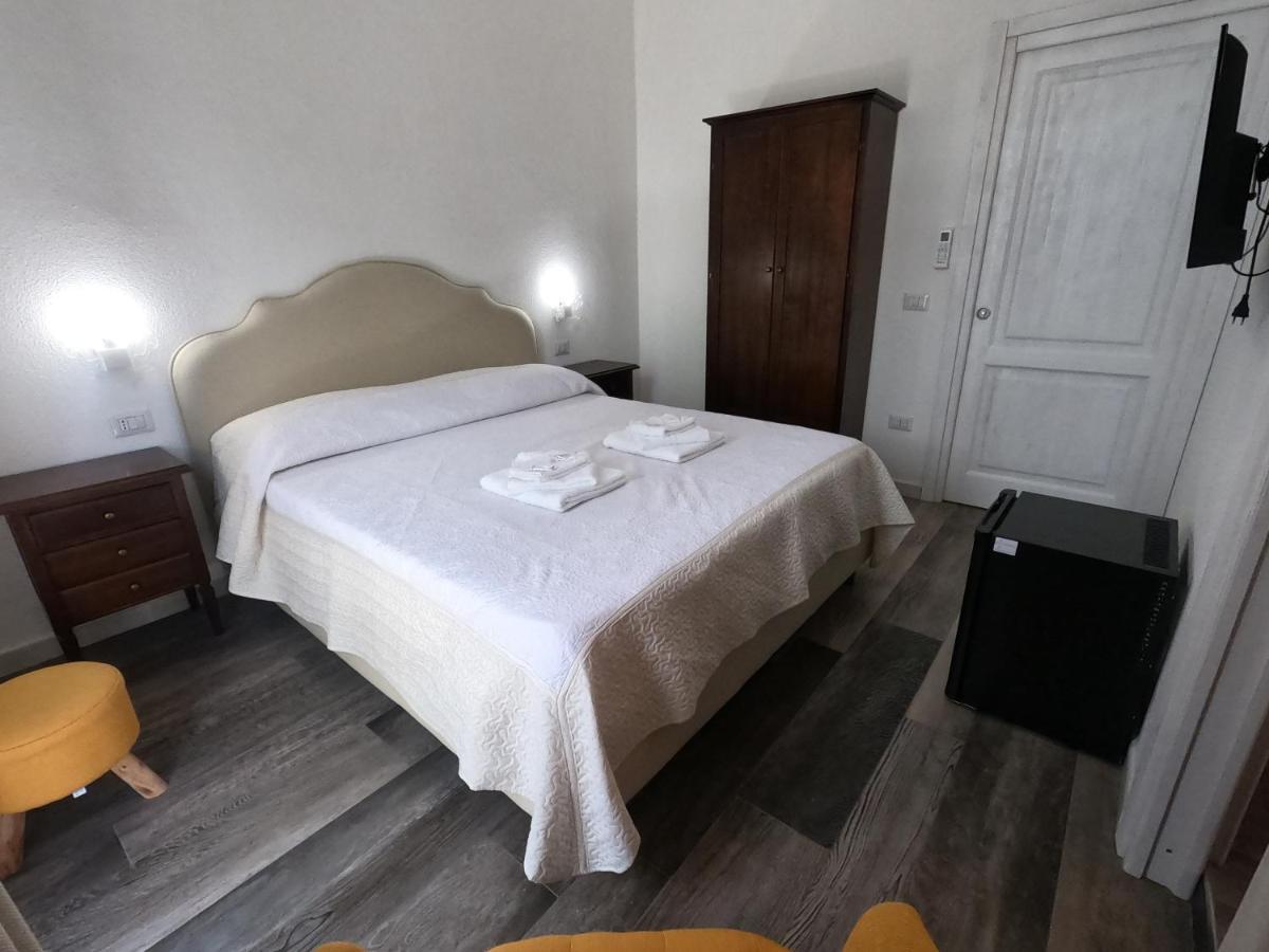 Villa Sari Affitta Camere La Caletta Kültér fotó