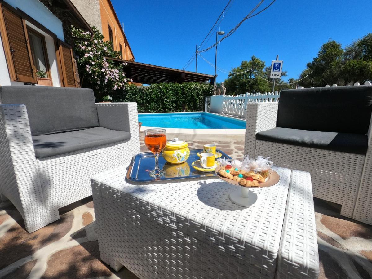 Villa Sari Affitta Camere La Caletta Kültér fotó